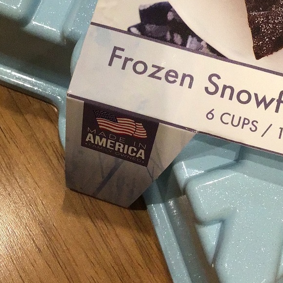 Nordicware Frozen snowflake cake pan 6cups - Picture 6 of 6